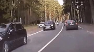 Ogromny pech motocyklisty na drodze