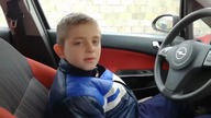 Ojciec uczy syna prowadzić samochód