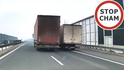 Kierowca ciężarówki spycha kierowce dostawczaka na pobocze #2147 Wasze Filmy