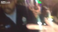 Policjant uderza skutego w kajdanki chłopaka