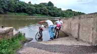 Wyjazd z wody motocrossem