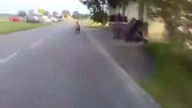 Na zmotoryzowanej skrzynce do piwa