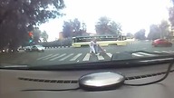 Rosyjski właz kontra samoch&oacute;d