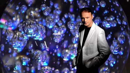 Damian Holecki - Kochaj mnie albo rzuć (Official Lyric Video)