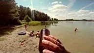 Lato, piwko, kiełbaska i... utonięcie. Zobacz realistyczną kampanie policji