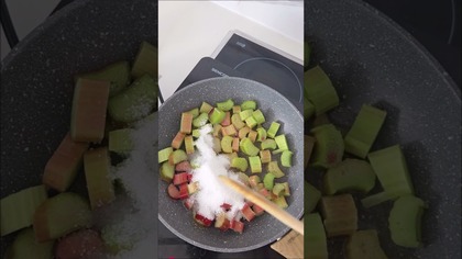 Bułeczki z rabarbarem i kruszonką#przepis #recipe #pyszne