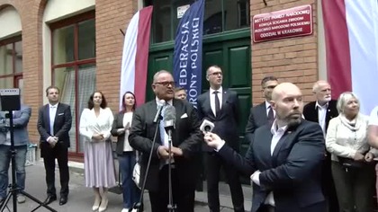 1753 GRZEGORZ BRAUN STAWIA SIĘ W PROKURATURZE IPN W KRAKOWIE (1)