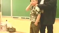 Nauczyciel znęca się nad uczniem