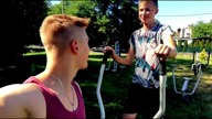 Trenuje Tricepsy | Zła Siłownia na Dworze