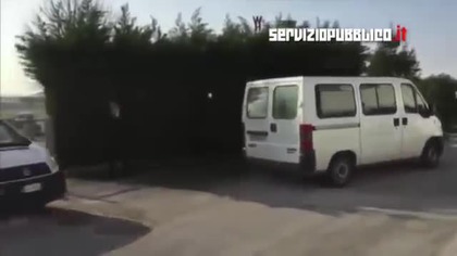 Policja zmusza 80-cio letniego właściciela hotelu do przyjęcia migrantów