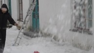 Usuwanie śniegu z dachu
