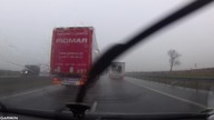 Idiota na autostradzie blokuje karetkę na sygnale