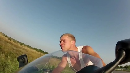 Co się dzieje z twarzą przy 250km/h na motocyklu bez ka ka kasku :D