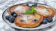 Błyskawiczne placki z mascarpone i borówkami amerykańskimi - Jak zrobić - Smakowite Dania