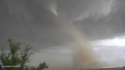 Tornado widziane praktycznie od środka! Niesamowite wideo!
