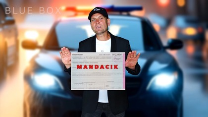 Oryginał https://youtu.be/1i3kvoVKUjM?siVN9CyhT2bVumSjLE
Zamów koncert zespołu Blue Box   +48 693 669 612
Zapraszamy do subskrypcji naszego kanału :) https://www.youtube.com/channel/UCaO0HsPrGOewJctDMZFBjgg?sub_confirmation1
Odwiedź kanał DistHunter Official  https://www.youtube.com/channel/UCh-ux9UlBpqV1m8P7bNZyZQ?sub_confirmation1
--------
email   adam623@op.pl
--------
FB: https://www.facebook.com/GrupaBlueBox/
--------
WSZELKIE KOPIOWANIE NA INNE KANAŁY BEZ ZGODY AUTORA ZABRONIONE!

Słowa: Filip Pacholczyk, Bogumił Romanowski (Łobuzy)
Muzyka: Filip Pacholczyk, Bogumił Romanowski (Łobuzy), Zenek Martyniuk


Opracowanie aranżacji: Waldemar Wiącek (www.studio-aranze.pl)
Mix, Mastering, Mix Video: Radosław Kozioł - DistHunter
https://www.youtube.com/channel/UCh-ux9UlBpqV1m8P7bNZyZQ


Tekst piosenki:
1. Mała, Twe spojrzenie to jest pierwsze wykroczenie
Twoja aparycja, dominacja genetyczna
I chociaż za te sensualne ruchy przybiłbym Ci sto lat puchy
Mam zamiary dać najniższy wymiar kary

REF:
Wręczę Ci mandacik za przekroczenie piękności
Możesz go opłacić walutą miłości
Wręczę Ci mandacik za przekroczenie piękności
Możesz go opłacić w zupełnej ciemności

2. Przez otwarte okno Twego Clio usłyszałaś: io-io
To w miłosny pościg się rzucili chłopcy radarowcy
A kiedy robisz swoje słodkie minki na radyjku pytają mobilki
Jak tam dróżka do serduszka tej dziewczynki

Ma-ma-ma-mandacik

#bluebox #lobuzy #akcent #discopolo #zenek #disco #cover #nene #star