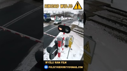 Wypadek na przejeździe kolejowym #wypadek #crash #carcrash #polska #polscykierowcy #policja #shorts