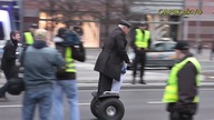 Janusz Korwin-Mikke jeździ na segwayu ☺