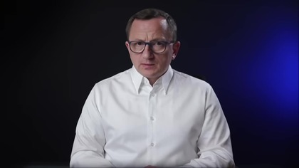 Targi Dzieci w Berlinie¿ Surogacja, Handel Ludźmi i Wielkie Kłamstwo o Nowoczesnej Rodzinie (720p 25fps AV1-48kbit AAC-polski)