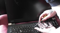 2024.05.07 - 1z3 - Ewka rozbiera i czyści klawiaturę w laptopie