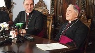 SPRZEDANY KRZYŻ. W jego miejsce Allah, pieniądz i... włoska kawa | J. Międlar