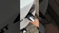 Jak to jest z ładowaniem Tesli w deszczu? 