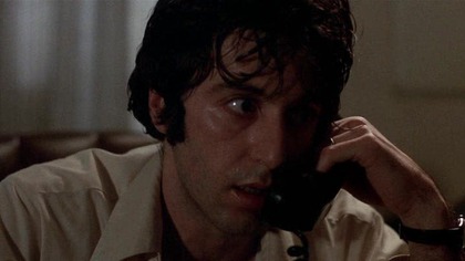 Gatunek: Dramat, Thriller
Premiera: 19 września 1975 (Światowa), 31 grudnia 1975 (Polska premiera kinowa)
Reżyseria: Sidney Lumet
Scenariusz: Frank Pierson
Produkcja: USA
Czas trwania: 2h 10m

..::OPIS::..

Sonny i Sal napadają na bank, ale okazuje się, że w skarbcu prawie nie ma pieniędzy.

..::OBSADA::..

 Al Pacino .... Sonny Wortzik
 John Cazale .... Sal
 Charles Durning .... Detektyw Eugene Moretti
 Chris Sarandon .... Leon Shermer
 Sully Boyar .... Mulvaney