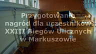 Przygotowanie nagród na XXIII Biegi Uliczne w Markuszowie