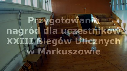 Przygotowanie nagród na XXIII Biegi Uliczne w Markuszowie