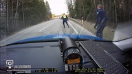 Estoński policjant wyrzuca kolczatkę na drogę