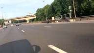 Autonomiczny motocykl jedzie autostradą