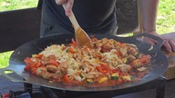 Gotowanie na zewnątrz - filet z kurczaka z warzywami i makaronem /Oddaszfartucha