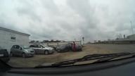 Dwie kobiety na parkingu