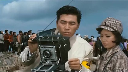 Mothra podejmuje się walki z Godzillą, kt&oacute;ra sieje zniszczenie w Tokio.Ostrzegam że napisy do filmu mogą się sp&oacute;źniać.