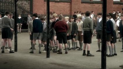 Film jest subtelną opowieścią o dzieciństwie chłopca, kt&oacute;rego jedną z pasji było kino. Dialogi z r&oacute;żnych film&oacute;w są nawet wplecione w jego akcję (np. kwestia z Jak zabić starszą panią). Realne zdarzenia i przestrzenie mieszają się z wyobraźnią chłopca. Podczas lekcji w szkole chłopiec przenosi się np. na pełne morze i płynący po nim statek.
Film składa się z drobnych element&oacute;w - jest zbiorem wspomnień i wrażeń z dzieciństwa. Drobne epizody przeplatają się ze sobą - popołudnie w kinie, wiecz&oacute;r wigilijny, matka krzątająca się przy kuchni, kł&oacute;cący się sąsiedzi... Uwaga nasza koncentruje się też czasami na drobnych elementach - jak wz&oacute;r na zasłonie czy krople deszczu na szybie.
Przepiękna strona wizualna wzmocniona jest zbiorem cudownych piosenek.
Film uświadamia, czym tak na prawdę jest nasze dzieciństwo i co zostaje po nim w naszej pamięci - taki właśnie zbi&oacute;r drobnych epizod&oacute;w, przedmiot&oacute;w i marzeń.