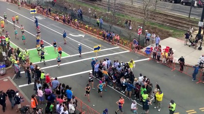 Przejście dla pieszych podczas maratonu w Bostonie