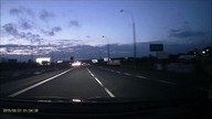 BMW spycha z drogi inny samochód