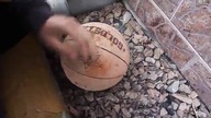 Jak oduczyć kogoś kopania piłki do koszykówki?