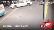Kobieta wysiada z jadącego autobusu
