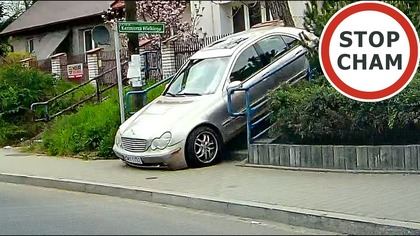 Kierowca Mercedes zjechał po schodach na rondo w Wieliczce #2222 Wasze Filmy