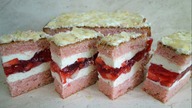 Puszysty biszkopt z truskawkami i mascarpone.  Przepis na szybkie, lekkie i pyszne ciasto.