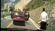 Lawina skał spadła na ludzi i auta