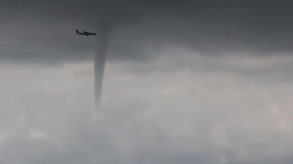 Przerażające lądowanie.  Samolot otoczony przez trąby wodne