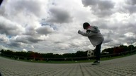 Kobieta zawstydza w freestyle football