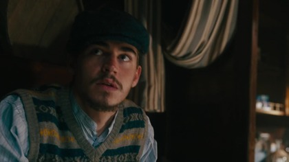 Produkcja: USA, Wielka Brytania
Gatunek: Komedia, Wojenny
Premiera: 17 kwietnia 2024
Reżyseria: Guy Ritchie
Scenariusz: Arash Amel, Eric Johnson
Ocena: Filmweb -  6,2/10 (18 tys. ocen)

..::OPIS::..

Oparty na niedawno odtajnionych aktach brytyjskiego Departamentu Wojny i zainspirowany prawdziwymi wydarzeniami, Ministerstwo Niebezpiecznych Drani to komedia akcji, kt&oacute;ra opowiada historię pierwszej w historii organizacji sił specjalnych utworzonej podczas II wojny światowej przez premiera Wielkiej Brytanii Winstona Churchilla i niewielką grupę urzędnik&oacute;w wojskowych, w tym pisarza Iana Fleminga. Ściśle tajna jednostka bojowa, składająca się z nietypowej ekipy łobuz&oacute;w i indywidualist&oacute;w, wyrusza na śmiałą misję przeciwko nazistom, stosując całkowicie niekonwencjonalne i niedżentelmeńskie techniki walki. Ostatecznie ich zuchwałe podejście zmieniło bieg wojny i położyło podwaliny pod brytyjski SAS i nowoczesną wojnę Black Ops.

..::OBSADA::..

Henry Cavill .... Gus March-Phillips
Alan Ritchson .... Anders Lassen
Eiza Gonz&aacute;lez .... Marjorie Stewart
Hero Fiennes Tiffin .... Graham Henry Hayes
Cary Elwes .... Brygadier Colin McVean Gubbins M
Alex Pettyfer .... Geoffrey Appleyard
Freddie Fox .... Ian Fleming
Henry Golding .... Freddy Alvarez