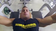 Trening klatki piersiowej dla początkujących prezentuje Krzysztof Piekarz