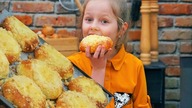 Bułki drożdżowe z serem i kruszonką GOŚĆ SPECJALNY / Oddaszfartucha