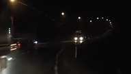 Ciężar&oacute;wka wyprzedza na czoł&oacute;wkę
