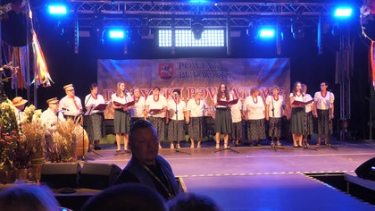 Czerwone jagody w wykonaniu zespołu Kalina z Markuszowa na dożynkach powiatowych w Wąwolnicy.