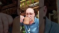 Włodek pije kawe